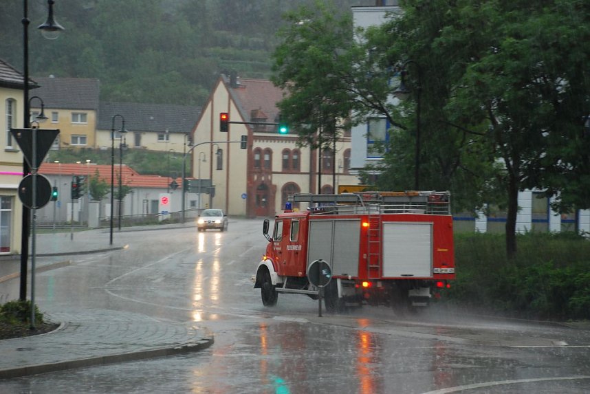 Der Gewitterregen f&uuml;llte manchen Keller. Die Feuerwehren waren den ganzen Abend im Einsatz