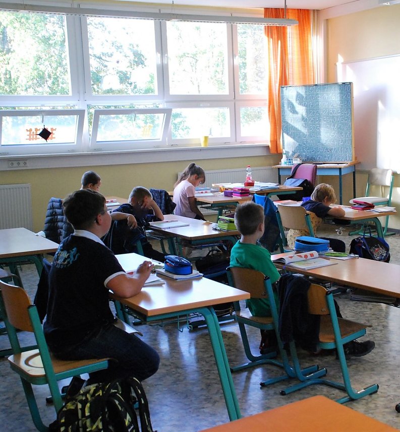 Deutschunterricht in der zweiten Klasse. In Siersleben lernen die M&auml;dchen und Jungen in hellen und freundlichen Klassenr&auml;umen. Hier lesen sie nacheinander kurze Passagen aus einem Grimm-M&auml;rchen laut