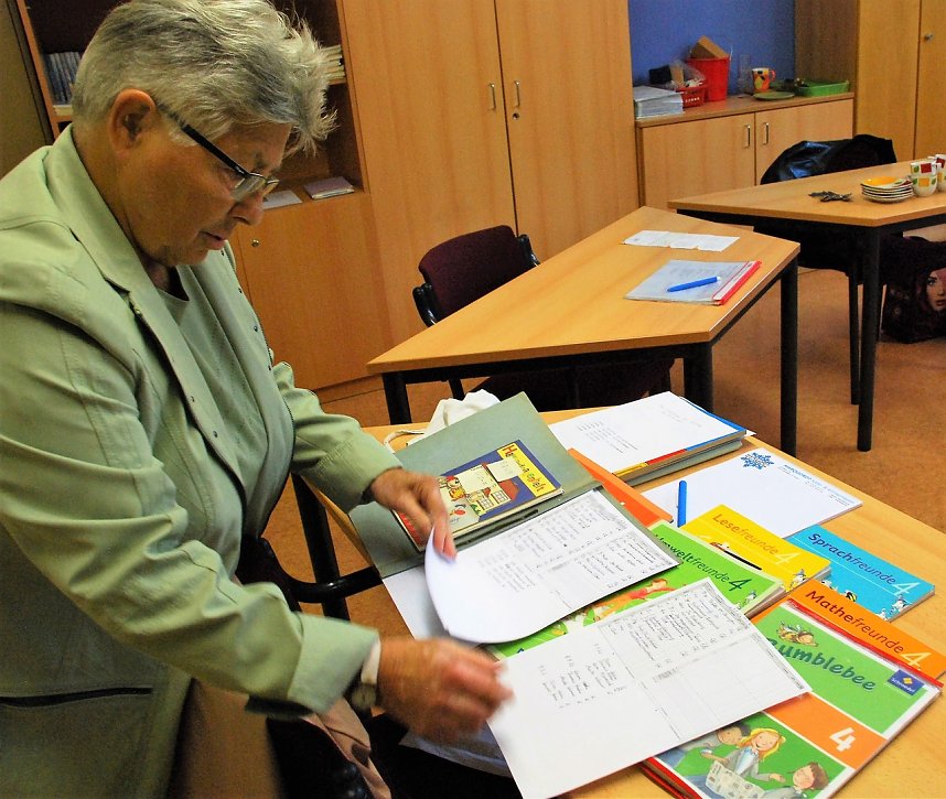 Hstorischer und bewegender Moment Lehrerin Barbara Ehrenberg bringt nach zwei Wochen aktvem, aber ehrenamtlichem Unterricht die geliehenen B&uuml;cher in die Schule zur&uuml;ck. Foto J. Miche