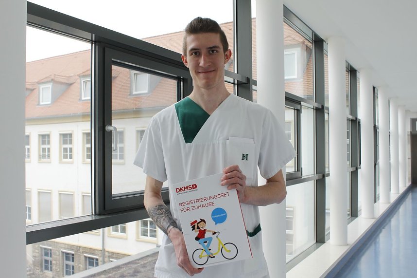 Felix Baum, Auszubildender des Helios Bildungszentrums Mansfeld-S&uuml;dharz mit einem Typisierungsset der DKMS.  