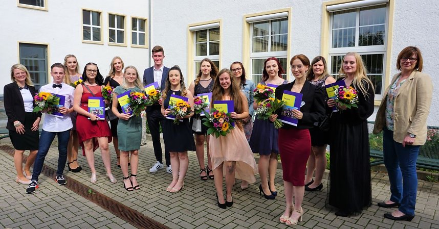 Gruppenfoto der Abschlussklasse Gesundheits- und Krankenpflege 2021.   