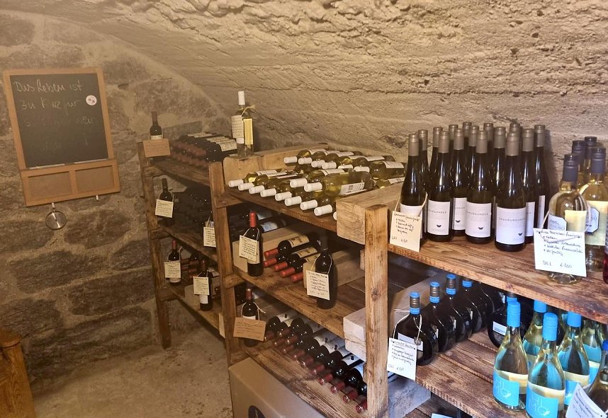 Ein Weinkeller wird gerade aufgebaut