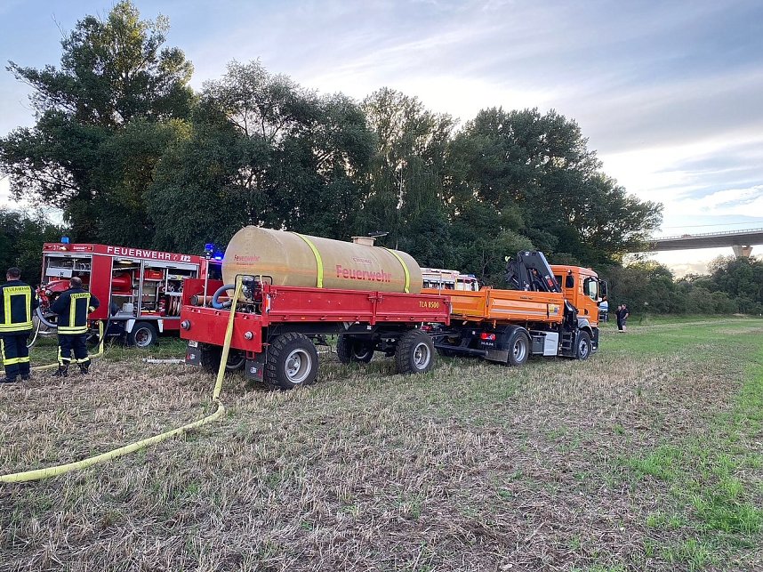 M&auml;hdrescher in Flammen 