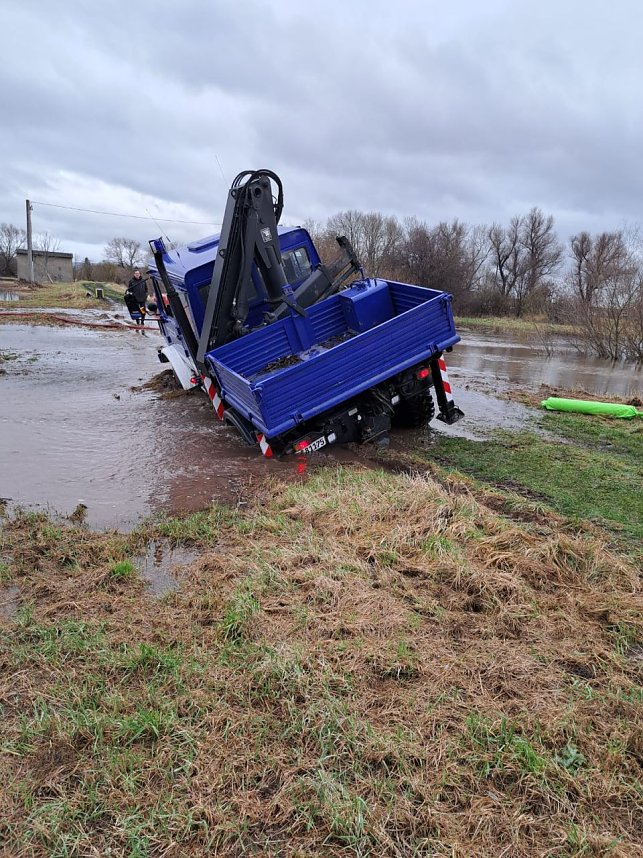Unimog-Bergung auf schlammigem Weg