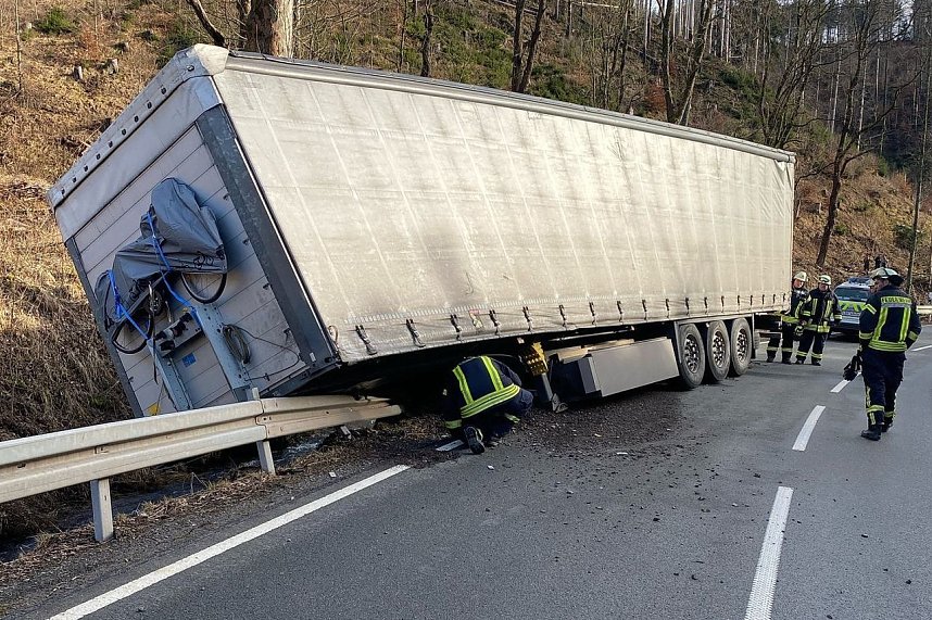 Unfall auf der Bundesstra&szlig;e