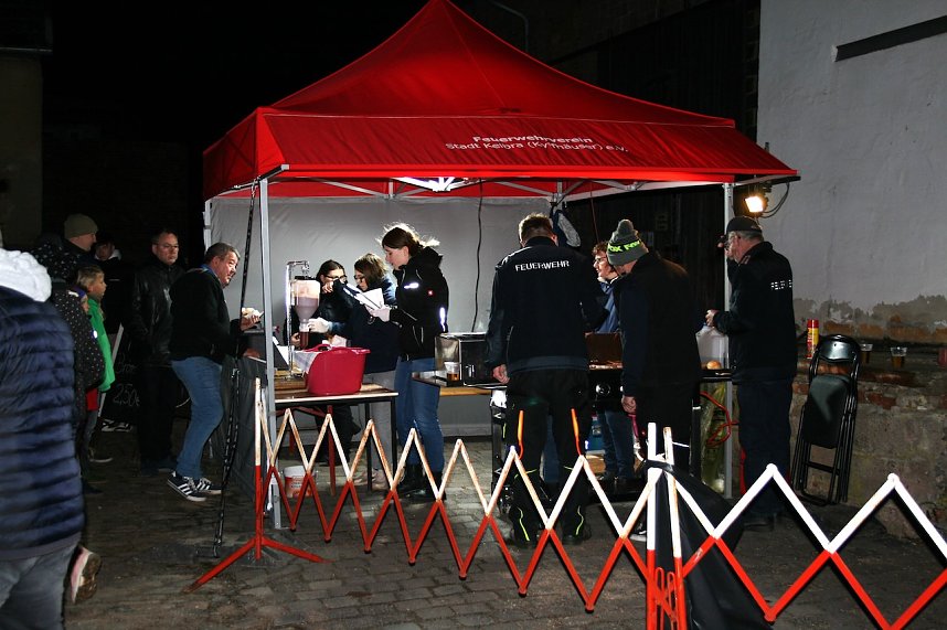 Osterfeuer in Kelbra am Gr&uuml;ndonnerstag mit Unterst&uuml;tzung der Feuerwehr