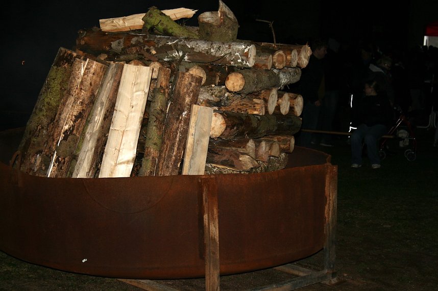 Osterfeuer in Kelbra am Gr&uuml;ndonnerstag mit Unterst&uuml;tzung der Feuerwehr