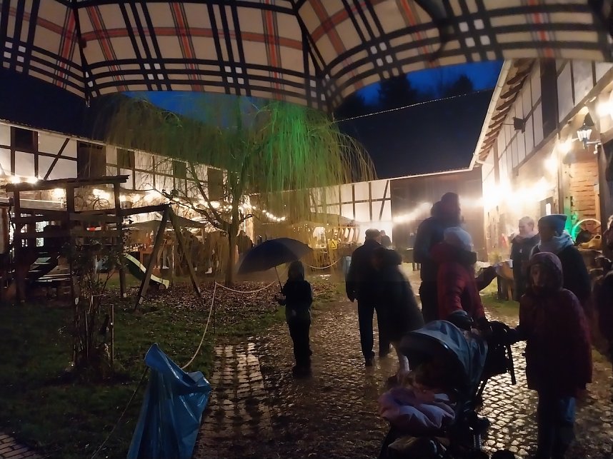 Advent auf den H&ouml;fen in Neustadt/Harz - Lichterschein mit Regenschirm