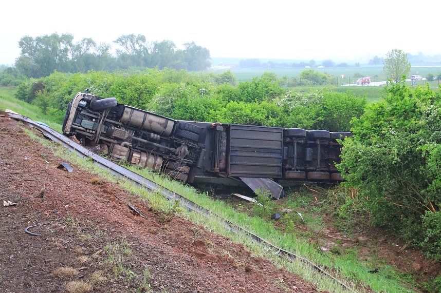 Verungl&uuml;ckter Bananentransport an der A38