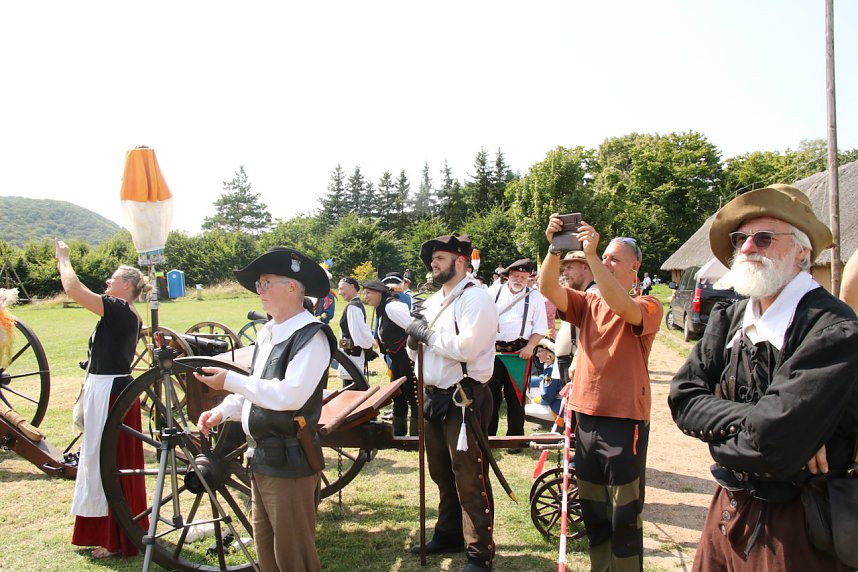 Kanonendonner auf der Pfalz Tilleda
