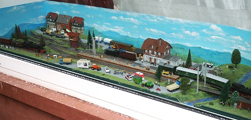 Eine kleine Modellbahn im Schaufenster