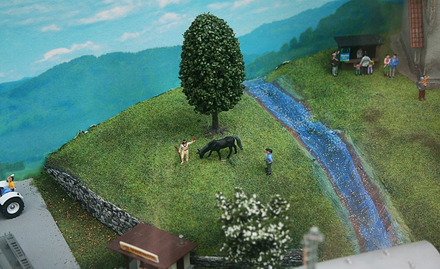 Eine kleine Modellbahn im Schaufenster