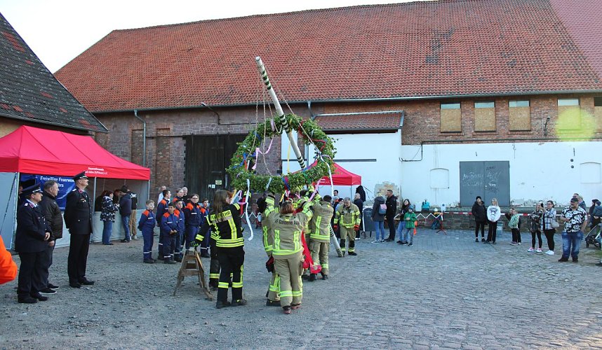 Aufstellung des Maibaums in Kelbra