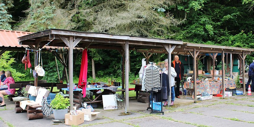 Flohmarkt in Wickerode. An mehreren St&auml;nden wurden gebrauchte Dinge angeboten.