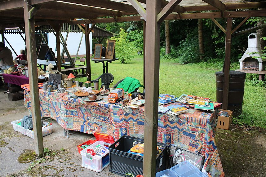 Flohmarkt in Wickerode. An mehreren St&auml;nden wurden gebrauchte Dinge angeboten.