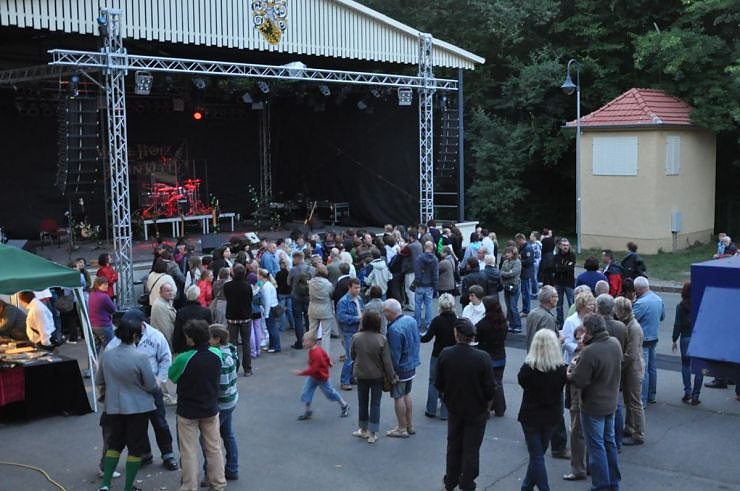 John Michae Kelly & Frau Maite Itoiz im Gehege