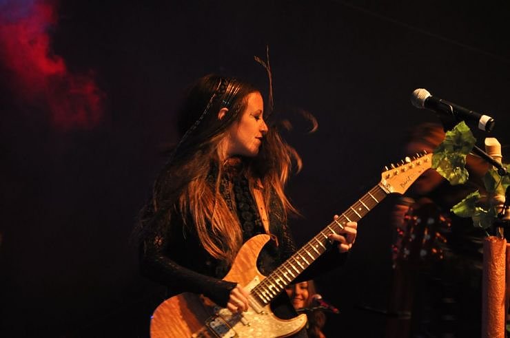 John Michae Kelly & Frau Maite Itoiz im Gehege