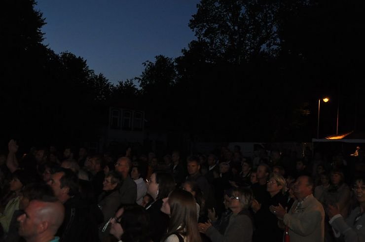 John Michae Kelly & Frau Maite Itoiz im Gehege