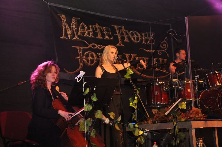 John Michae Kelly & Frau Maite Itoiz im Gehege