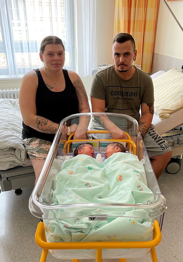 Bild: Anika und Benjamin John mit ihren Zwillingen Kilian und Malte  