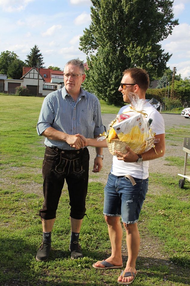 Bild: Spende an Feuerwehr Helfta